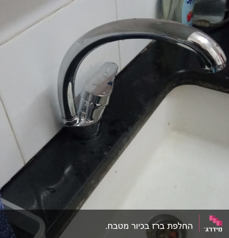 ברז כרום מעל כיור מטבח עם ניקוז